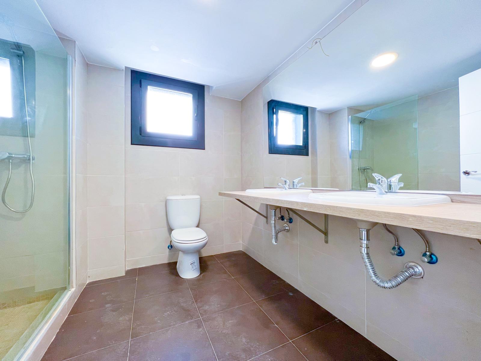 Baño de una vivienda de Catúfols