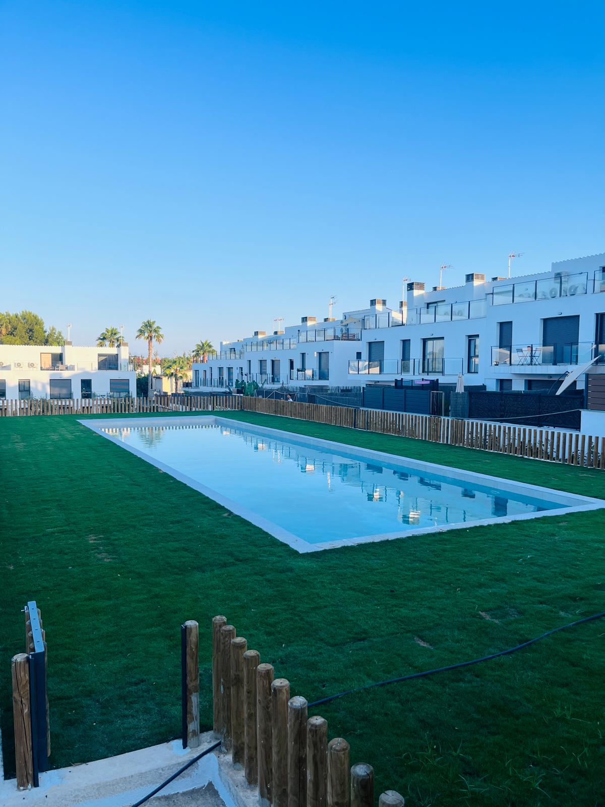 Vivienda contemporánea con materiales cálidos