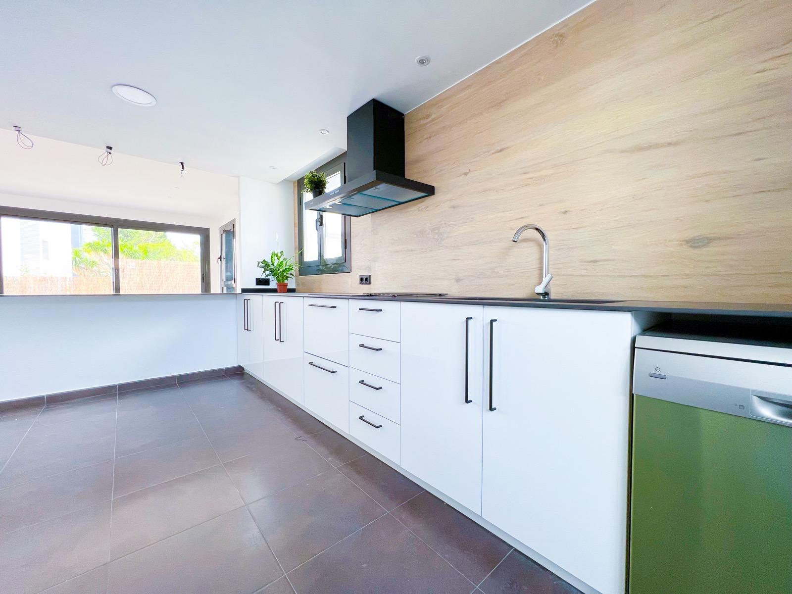 Cocina luminosa de una vivienda en Catúfols
